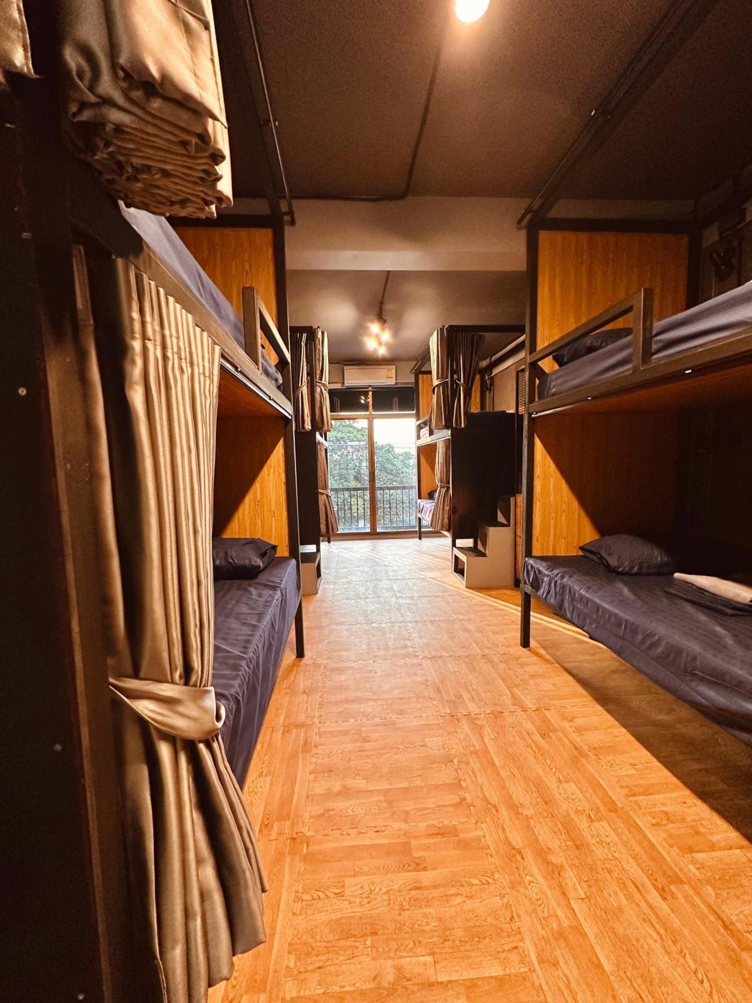 Hostel Friends Station & Cafe Паттая Екстер'єр фото
