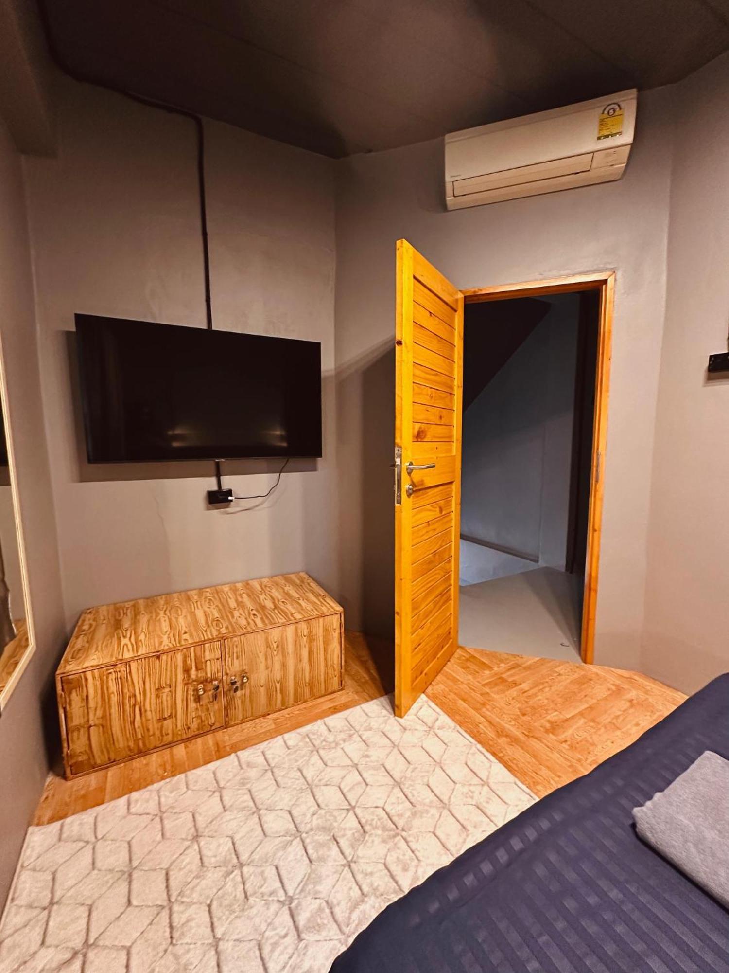 Hostel Friends Station & Cafe Паттая Екстер'єр фото